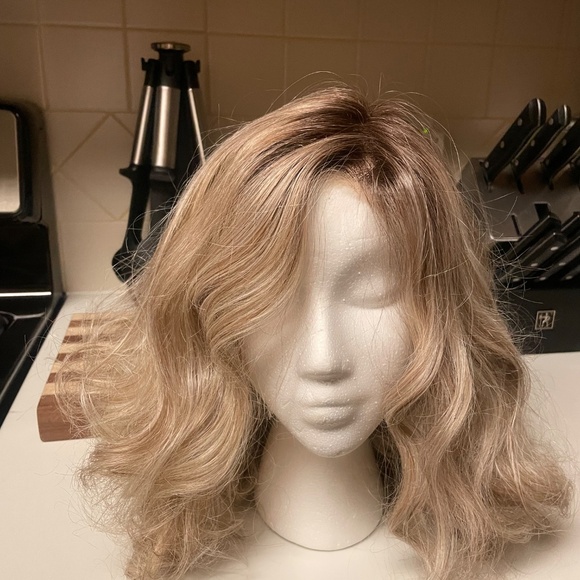 Adorable blonde curly wig with bouncy curls - Picture 2 of 5